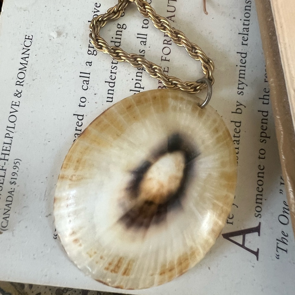 Vintage Shell Necklace - Picture 4 of 5
